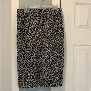 NWT Kasper XS jaquard pencil skirt with elastic waist. Animal print